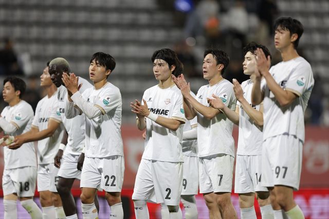 김해 선수들이 10일 창원축구센터에서 경남에 1-2로 패한 뒤 팬들에게 인사하고 있다. 사진제공｜한국프로축구연맹