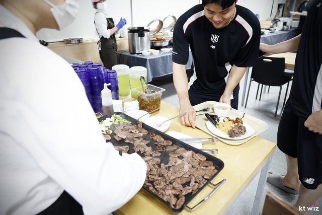 KT 선수들이 12일 수원KT위즈파크서 박윤영 KT 대표이사가 준비한 한우 특식을 제공받는 모습. 사진제공｜KT 위즈