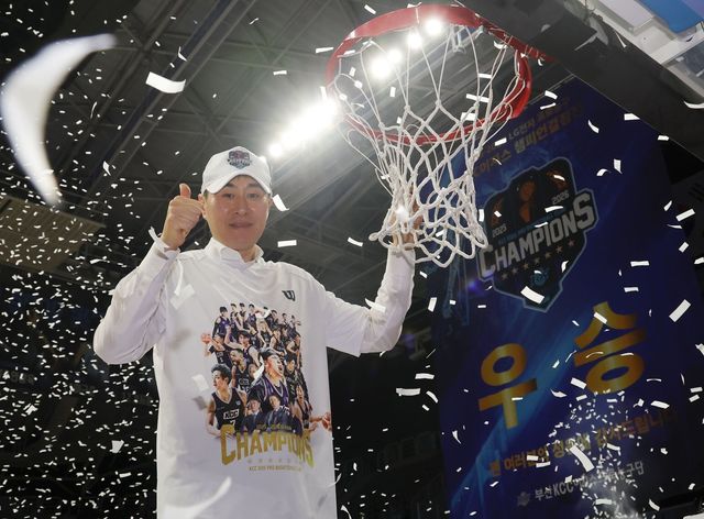 이상민 KCC 감독이 13일 고양서 열린 소노와 챔피언 결정전 5차전서 우승을 확정한 뒤 세리머니를 하고 있다. 고양｜뉴시스