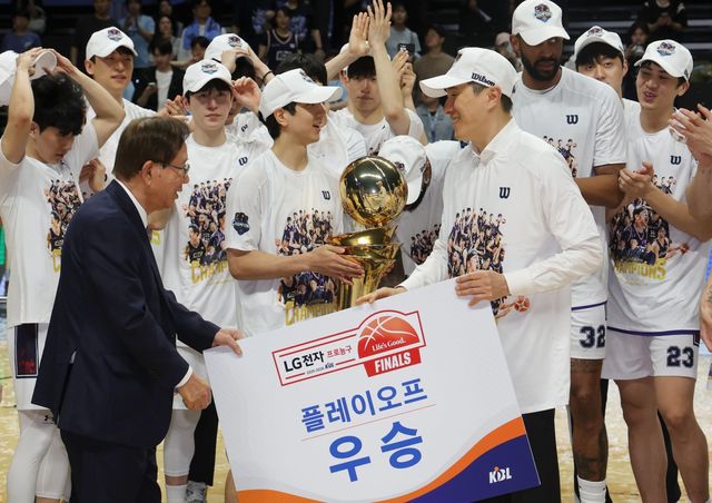 이상민 KCC 감독(오른쪽 네 번째)이 13일 고양서 열린 소노와 챔피언 결정전 5차전서 우승을 확정한 뒤 선수단과 세리머니를 하고 있다. 고양｜뉴시스