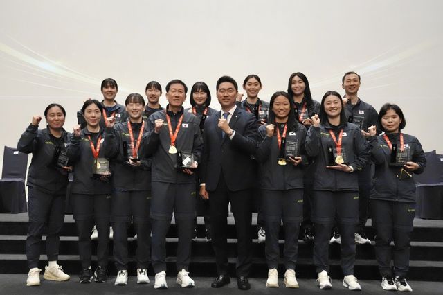 대한배드민턴협회는 11일 전북 익산 웨스턴라이프호텔에서 열린 우버컵 우승 포상식서 대표팀에 포상금을 전달했다. 사진은 이경원 여자복식 코치, 김혜정, 이소희, 박주봉 감독, 김동문 회장, 안세영, 김가은, 강연지 트레이너, 이현일 여자단식 코치, 김가람, 심유진, 정나은, 백하나, 이연우(앞줄 왼쪽 끝부터 시계방향으로). 사진제공│대한배드민턴협회
