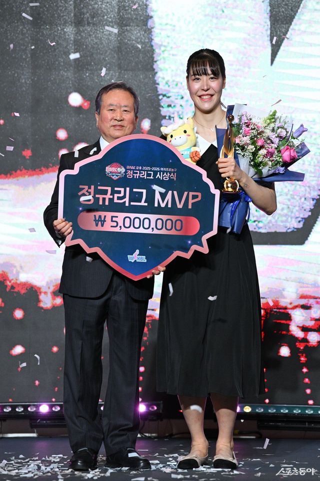 FA 박지수(오른쪽)의 행선지가 14일 결정될 것으로 보인다. 2025~2026시즌 정규리그 시상식서 MVP 트로피를 받고 신상훈 WKBL 총재와 기념촬영하는 박지수. 사진제공｜WKBL