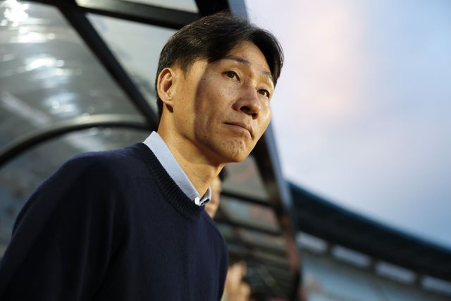 이영민 부천 감독이 13일 전북과 K리그1 홈경기를 주시하고 있다. 사진제공｜한국프로축구연맹