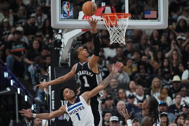 샌안토니오 빅토르 웸반야마(위)가 13일(한국시간) 프로스트 뱅크 센터에서 열린 NBA PO 2라운드 5차전서 골밑 득점을 해내고 있다. 샌안토니오｜AP뉴시스