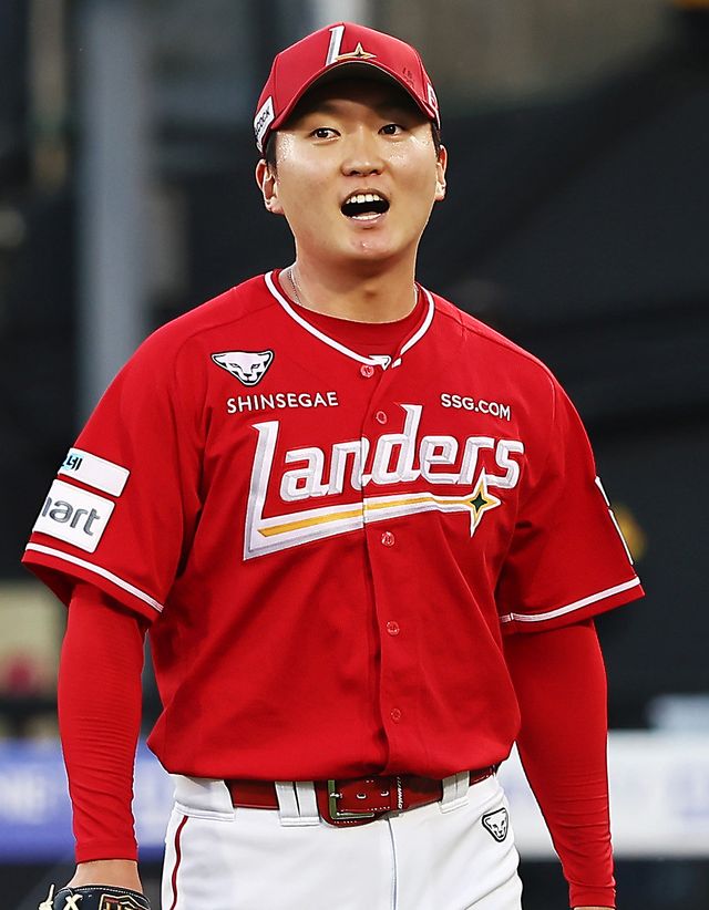 SSG 김건우가 12일 수원KT위즈파크서 열린 2026 KBO리그 KT전에 선발등판해 이닝을 마무리한 뒤 마운드를 내려가고 있다. 김건우는 이날 경기서 승리를 거두며 개막 후 8경기서 개인 5번째 승리를 만들었다. 사진제공｜SSG 랜더스