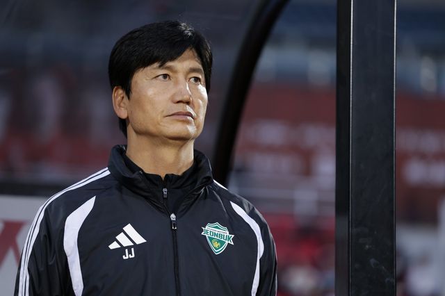 정정용 전북 감독이 13일 부천과 K리그1 원정경기를 지켜보고 있다. 사진제공｜한국프로축구연맹