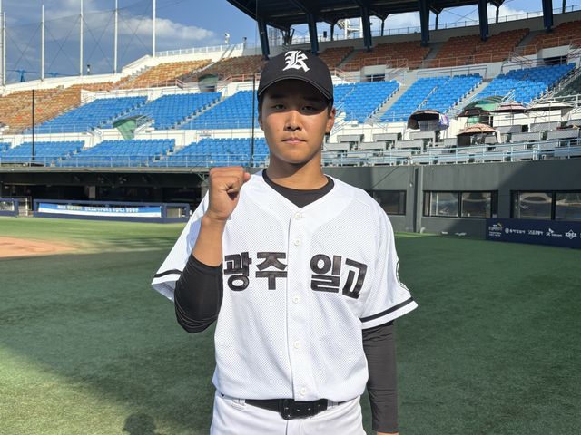 광주제일고 박찬민이 13일 목동구장서 열린 경남고와 황금사자기 8강전서 승리를 거둔 뒤 파이팅을 외치고 있다. 목동｜강산 기자 posterboy@donga.com