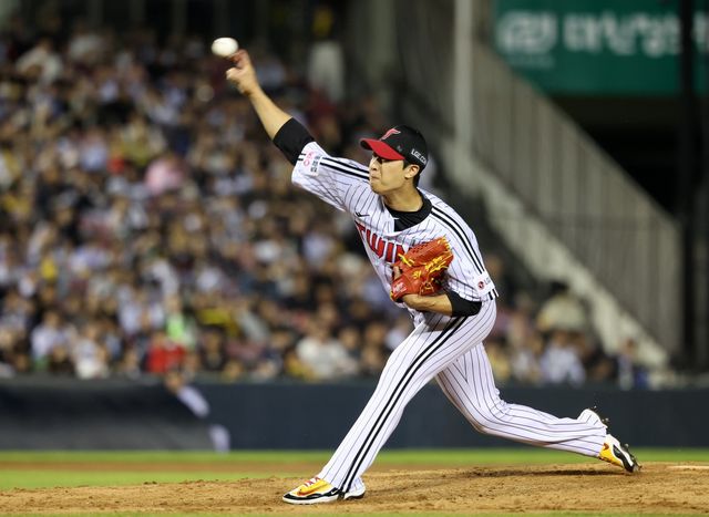 LG는 16일 인천 SSG전에 선발등판할 예정이던 라클란 웰스가 엔트리에서 제외돼 김윤식, 이정용(사진)을 이날 동시에 투입할 예정이다. 뉴시스