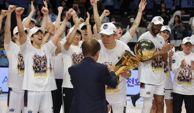 KCC 최준용이 13일 고양 소노와 챔피언 결정전 5차전서 우승을 차지한 뒤 이수광 KBL 총재에게 우승 트로피를 받고 있다. 고양｜뉴시스