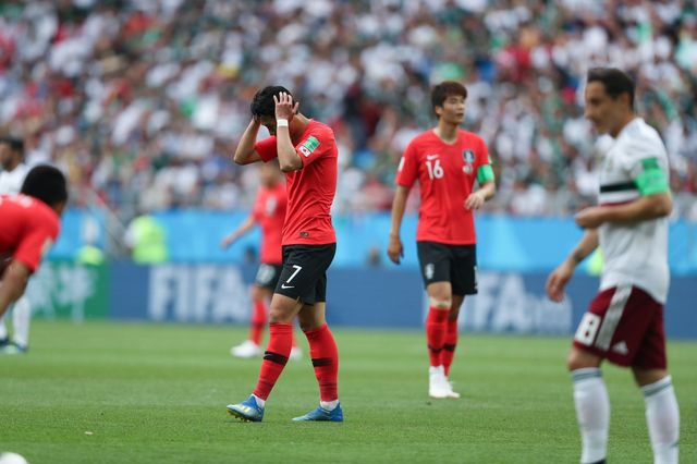 축구국가대표팀 손흥민(가운데)이 멕시코와 2018러시아월드컵 조별리그 F조 2차전서 기회를 놓친 뒤 아쉬워하고 있다. 사진제공｜대한축구협회