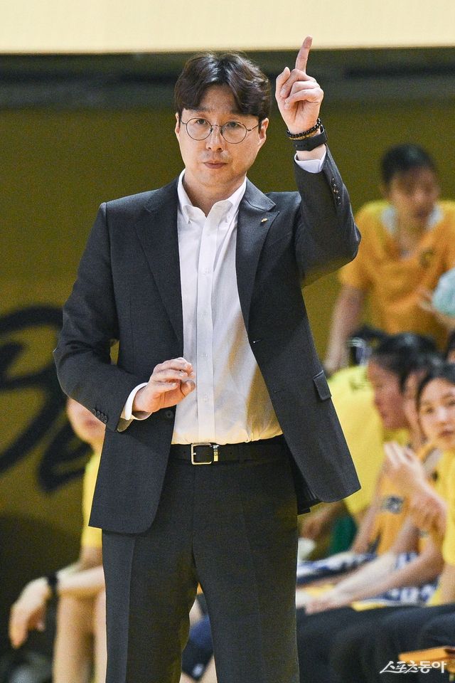 KB스타즈가 김완수 감독과 재계약했다. 사진제공｜WKBL