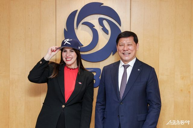 앙히 샤키라 마르티네스 테헤라 주한 도미니카공화국 대사(왼쪽)가 14일 야구회관서 허구연 KBO 총재와 양국간 교류 방안을 논의한 뒤 한국 야구대표팀 모자를 쓰고 있다. 사진제공｜KBO