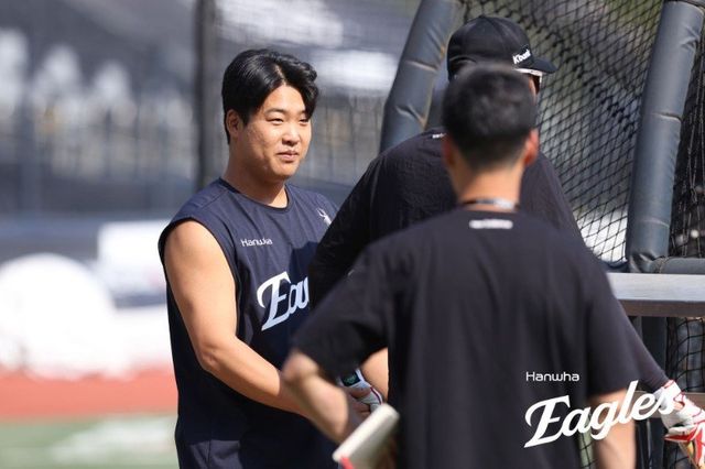 한화 강백호가 15일 수원KT위즈파크서 열린 KT전을 앞두고 KT 선수들과 만나 인사하고 있다. 사진제공｜한화 이글스