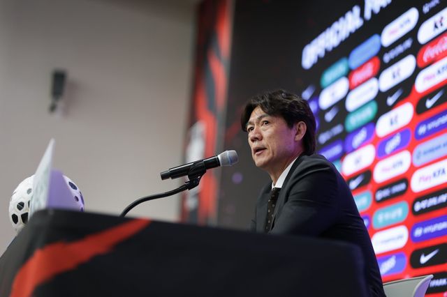 축구국가대표팀 홍명보 감독이 16일 서울 광화문 KT빌딩서 진행된 북중미월드컵 최종 명단 발표식에서 취재진의 질문에 답하고 있다. 사진제공｜대한축구협회