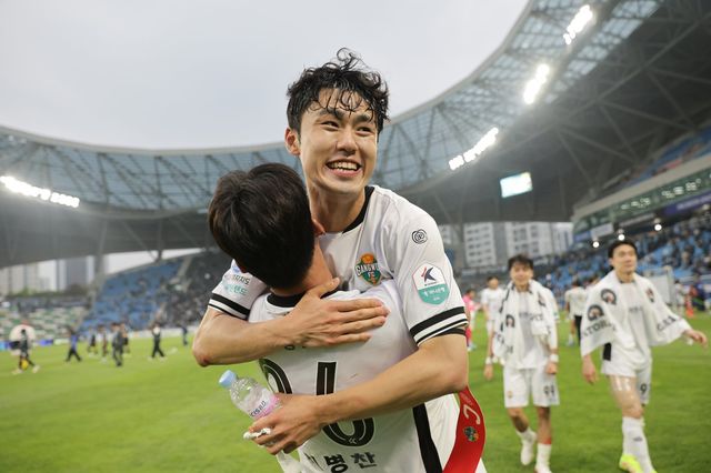 강원 이기혁이 2일 인천과 원정경기서 1-0 승리를 거둔 뒤 기뻐하고 있다. 사진제공｜한국프로축구연맹