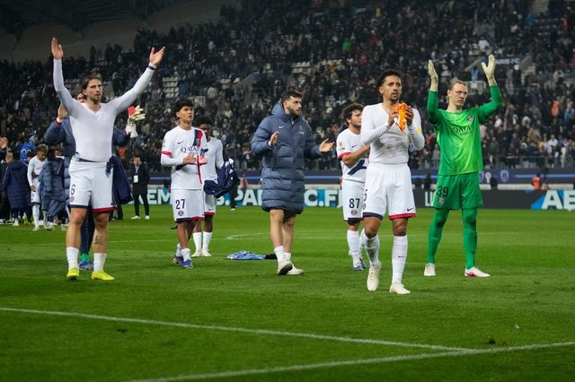 PSG 선수들이 18일(한국시간) 스타드 세바스티앙 샤를레티서 열린 파리FC와 원정경기를 마친 뒤 관중에게 인사하고 있다. 파리｜AP뉴시스