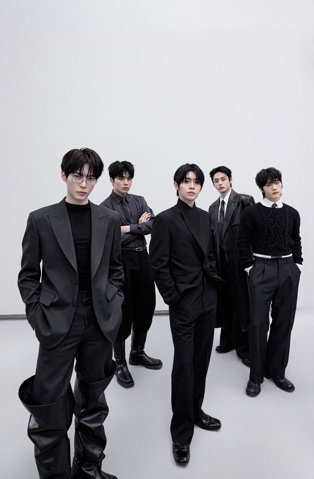 18일 발매된 새 앨범 ‘어센드-’는 ‘소년에서 청년’이 된 제로베이스원의 뚜렷한 변화를 짙게 담아냈다. 사진제공|웨이크원
