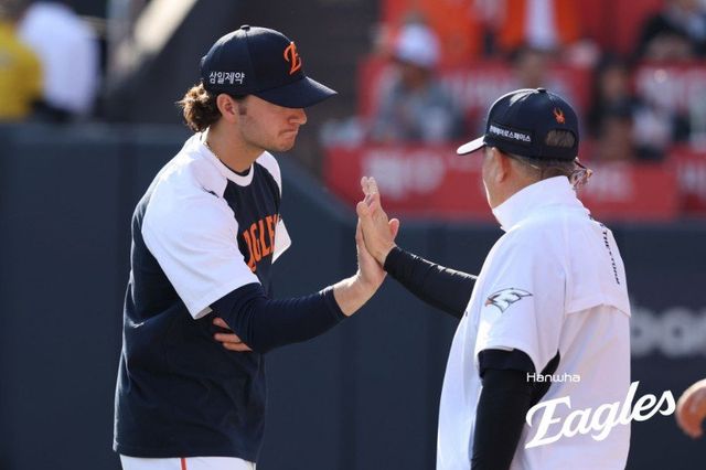 한화 외국인 투수 오웬 화이트(왼쪽)가 16일 수원KT위즈파크서 열린 KT전서 승리를 이끈 뒤 김경문 감독과 손뼉을 마주치고 있다. 사진제공｜한화 이글스