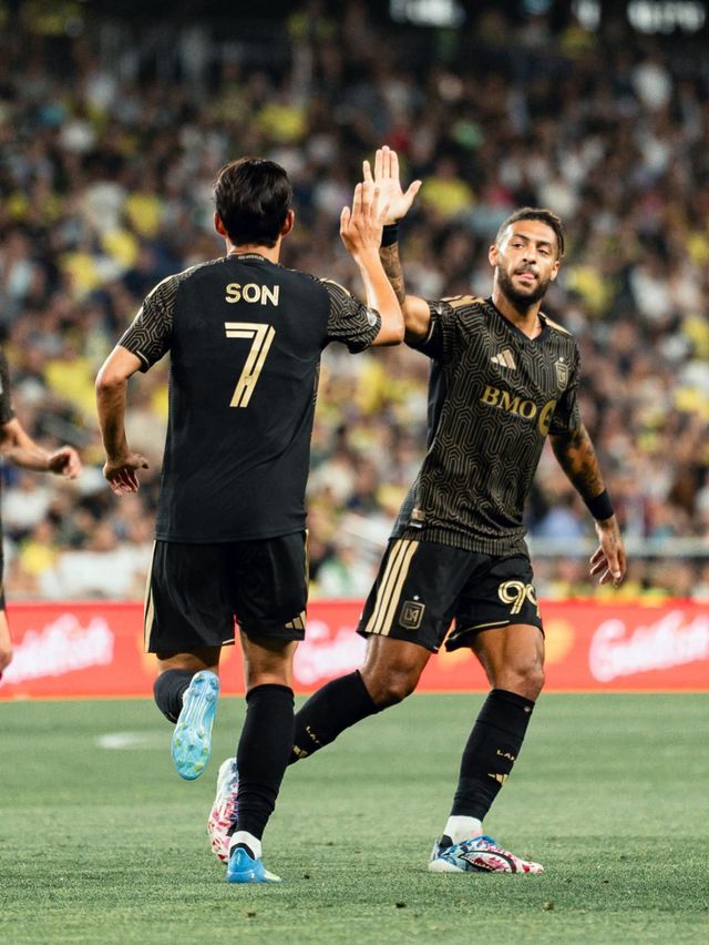LAFC 손흥민(7번)과 드니 부앙가가 18일 내슈빌과 MLS 원정경기에서 코너킥으로 합작골을 터트린 뒤 하이파이브를 나누고 있다. 사진출처｜LAFC 페이스북