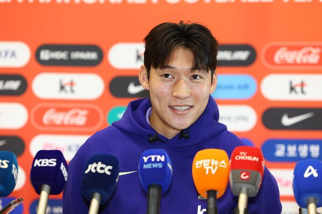 축구국가대표팀 배준호가 18일 인천국제공항을 통해 미국으로 출국하기 전 취재진의 질문에 답하고 있다. 인천국제공항｜뉴시스