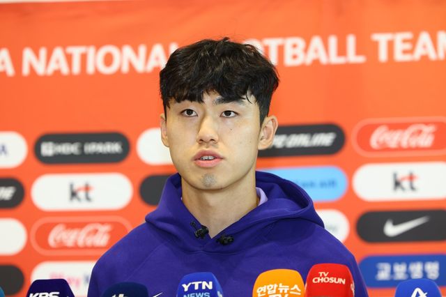 축구국가대표팀 이기혁이 18일 인천국제공항을 통해 미국으로 출국하기 전 취재진의 질문에 답하고 있다. 인천국제공항｜뉴시스