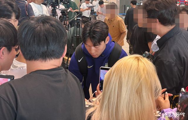 축구국가대표팀 배준호가 18일 인천국제공항을 통해 미국 유타주 솔트레이크시티로 출국하기 직전 팬들에게 사인을 하고 있다. 인천국제공항｜뉴시스