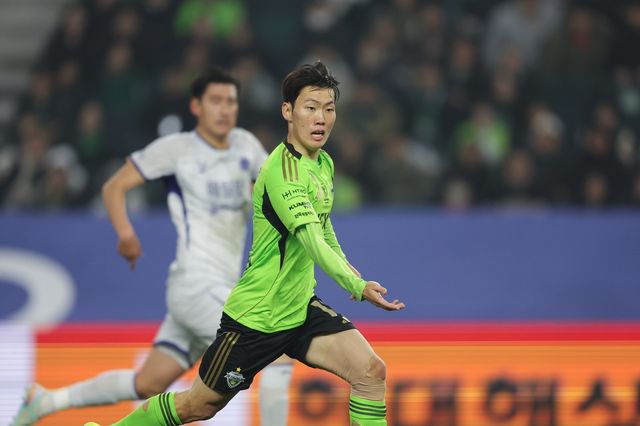 전북 강상윤(사진)과 조위제는 축구국가대표팀의 북중미월드컵 훈련 파트너로 차출된 뒤 “4년 뒤엔 꼭 백넘버를 달고 뛰겠다”고 다짐했다. 사진제공│한국프로축구연맹