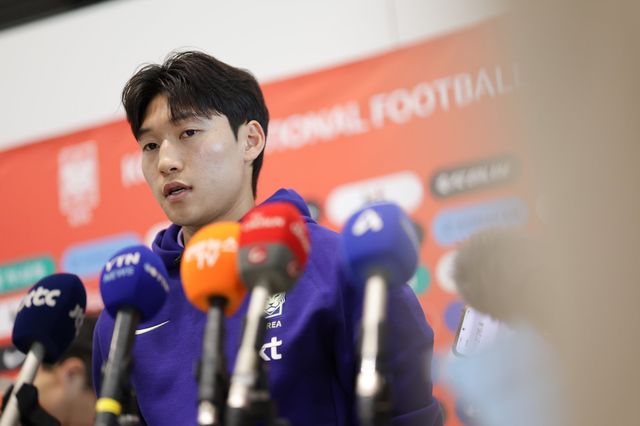 축구국가대표팀 배준호가 18일(한국시간) 사전캠프가 마련된 미국 유타주 솔트레이크시티로 출국하기 전 인천국제공항서 취재진의 질문에 답하고 있다. 사진제공｜대한축구협회