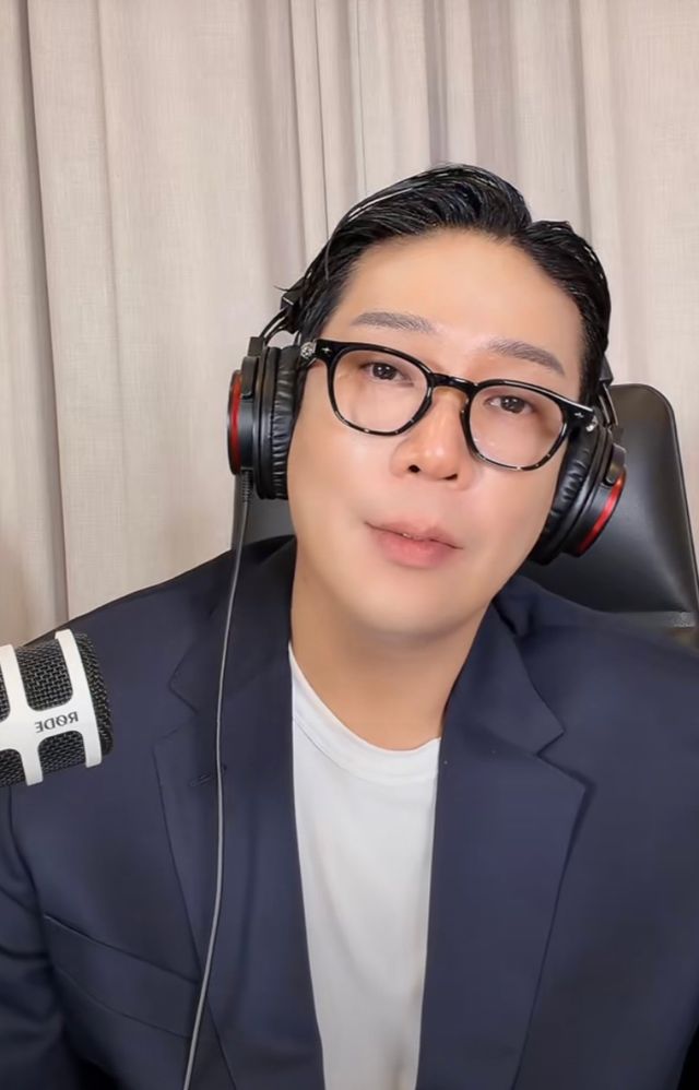 MC몽의 메가톤급 ‘라방 폭로’가 실명 언급된 이들의 ‘줄고소’란 후폭풍으로 이어지는 분위기다. 사진|MC몽 SNS 라이브 캡처