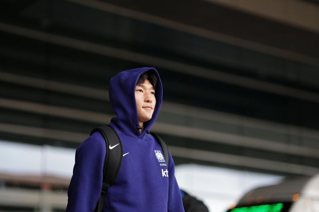 축구국가대표팀 배준호가 19일(한국시간) 사전캠프가 마련된 미국 유타주 솔트레이크시티에 도착해 공항을 빠져나오고 있다. 사진제공｜대한축구협회