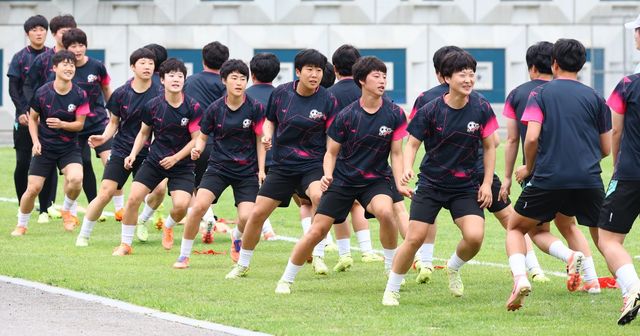 내고향 선수들이 19일 수원월드컵경기장 보조경기장에서 열린 AWCL 4강 대비 공개훈련서 몸을 풀고 있다. 수원│뉴시스