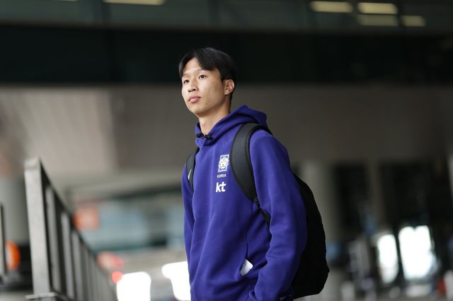 축구국가대표팀이 19일 오전 북중미월드컵 사전캠프가 차려진 미국 유타주 솔트레이크시티에 입성해 본격적인 고지대 적응을 시작했다. 선수단 버스 탑승을 기다리는 엄지성. 사진제공｜대한축구협회