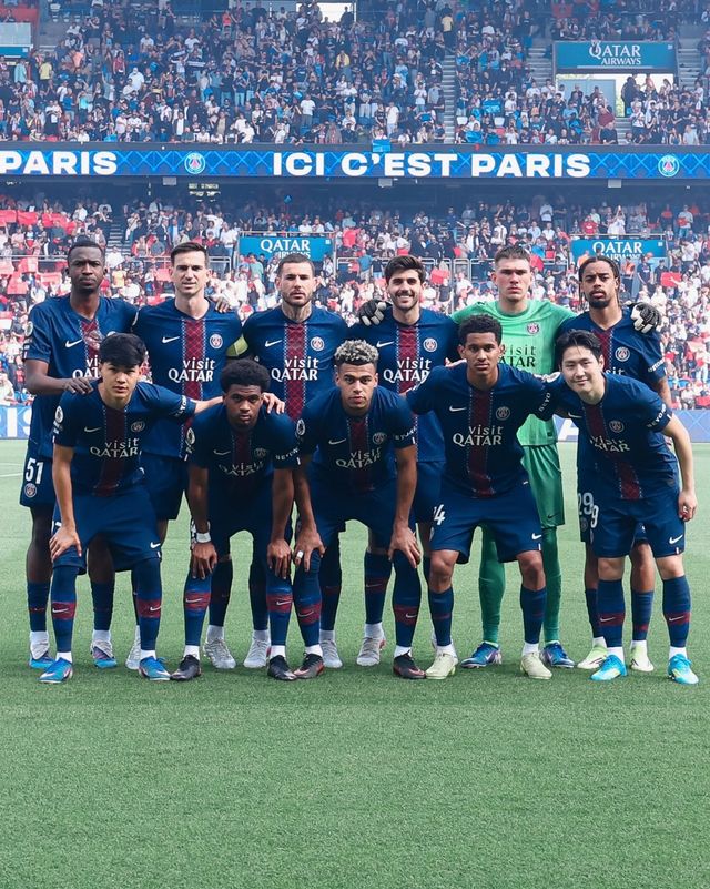 이강인(앞줄 맨 오른쪽)을 비롯한 PSG 선수들이 3일(한국시간) 파르크 데 프랭스에서 열린 로리앙과 홈경기 직전 어깨동무를 하고 있다. 파리｜AP뉴시스