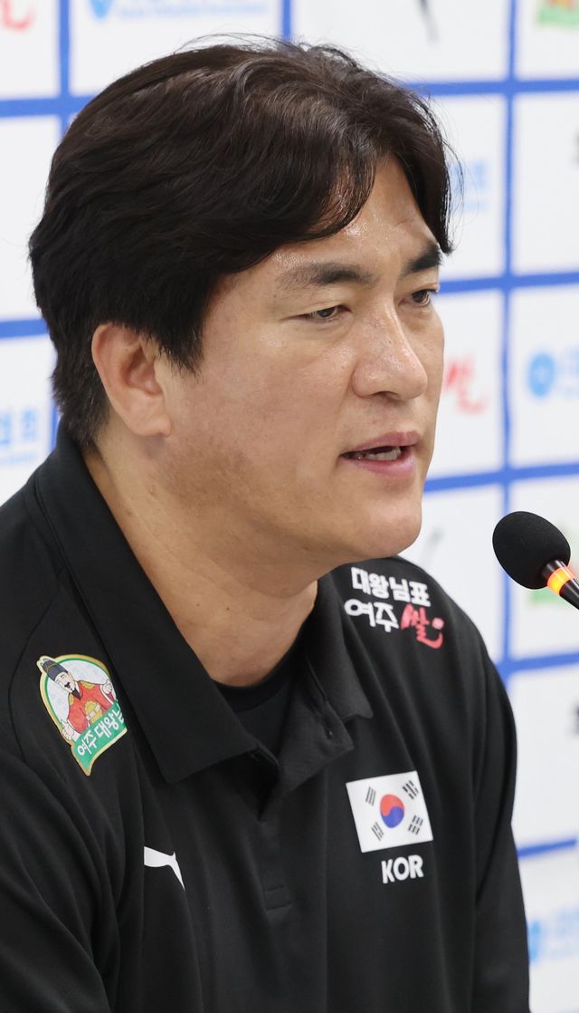 차상현 한국여자배구대표팀 감독이 20일 서울 송파구 올림픽회관에서 열린 기자회견에서 취재진의 질문에 응답하고 있다. 뉴시스