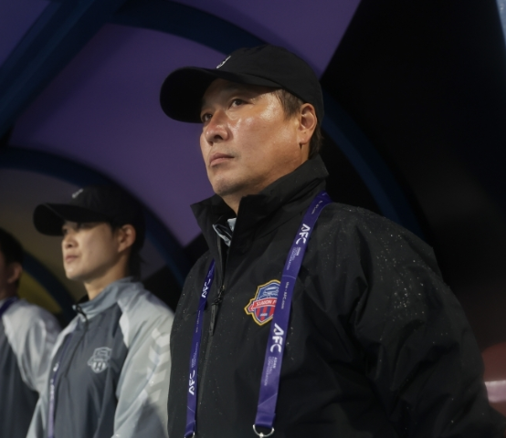 박길영 수원FC 위민 감독(오른쪽)은 20일 수원종합운동장에서 열린 내고향과 홈경기서 1-2로 패한 뒤 눈물을 쏟으면서 한국 여자축구를 향한 더 많은 관심을 부탁했다. 사진제공│대한축구협회