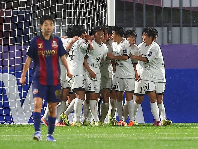 수원FC 위민 김혜리(왼쪽 끝)가 20일 수원종합운동장에서 열린 내고향과 홈경기서 1-1로 맞선 후반 22분 김경영에게 역전골을 내준 뒤 아쉬워하고 있다. 수원│뉴시스