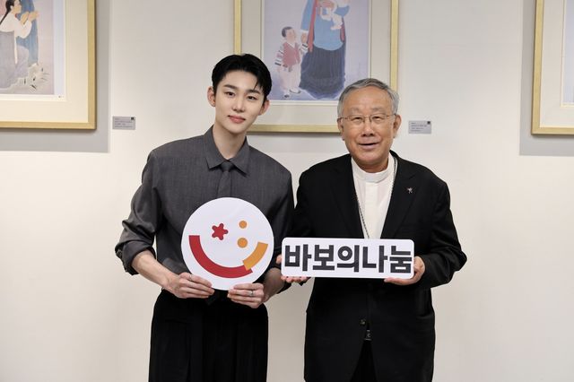 서범준(왼쪽)이 재단법인 바보의나눔(이사장 구요비 주교)의 홍보대사로 위촉됐다. 사진제공|바보의나눔