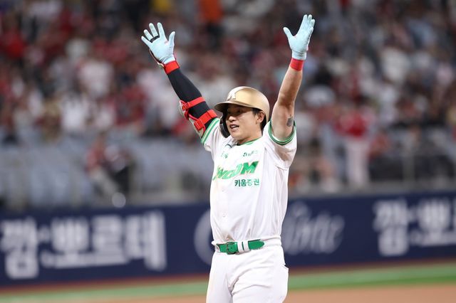키움 김웅빈이 20일 고척스카이돔에서 열린 SSG전에서 9회말 끝내기안타를 쳐낸 뒤 환호하고 있다. 사진제공｜키움 히어로즈