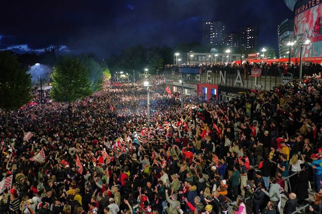 아스널 팬들이 20일(한국시간) 맨시티가 본머스 원정서 비겨 EPL 우승이 확정되자 런던 에미리츠 스타디움으로 몰려들어 광란의 밤을 보내고 있다. 런던｜AP뉴시스