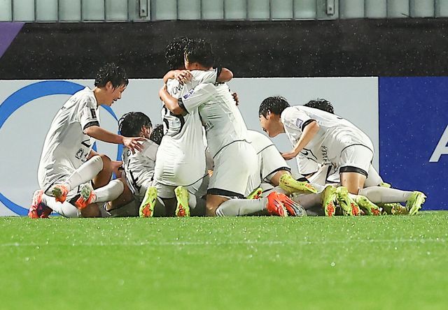 내고향 선수들이 20일 수원종합운동장에서 열린 수원FC 위민과 원정경기에서 1-1로 맞선 후반 22분 김경영의 역전골이 터지자 기뻐하고 있다. 수원│뉴시스