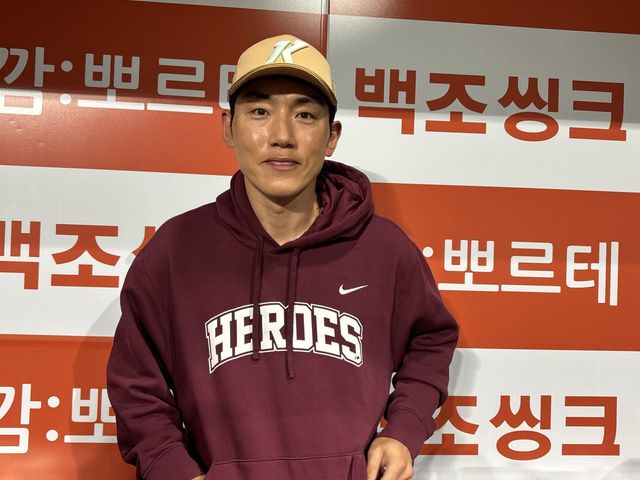 키움 서건창이 20일 고척스카이돔에서 열린 SSG전에 앞서 인터뷰를 마친 뒤 기념촬영을 하고 있다. 고척｜강산 기자 posterboy@donga.com