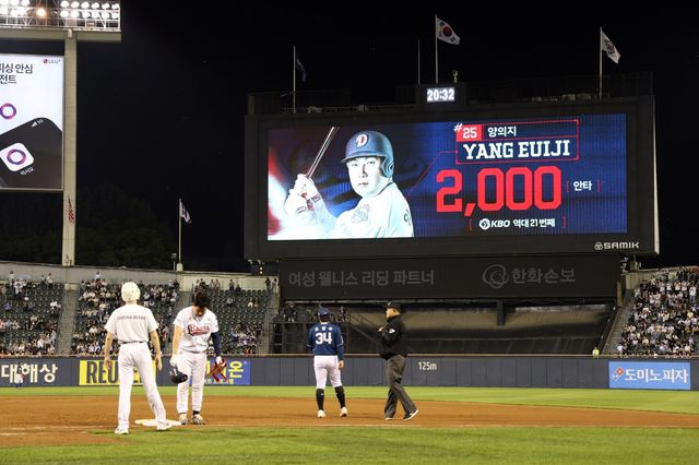 19일 잠실 NC전서 역대 KBO&nbsp;최고령 2000안타를 달성한 두산&nbsp;양의지는 지금에 만족하지 않고 더 많은 기록을 달성하겠다고 다짐했다. 사진제공ㅣ두산 베어스