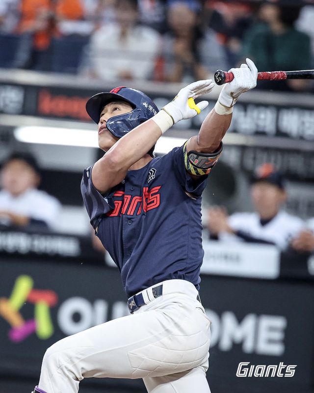 롯데 전민재가 19일 대전한화생명볼파크서 열린 2026 KBO리그 한화전 2회초 2사 1루 상황에서 2점 홈런을 터트리고 있다. 롯데 주전 유격수로 풀타임 2년 차를 맞이한 그는 전 경기 출장을 목표로 내세웠다. 사진제공｜롯데 자이언츠