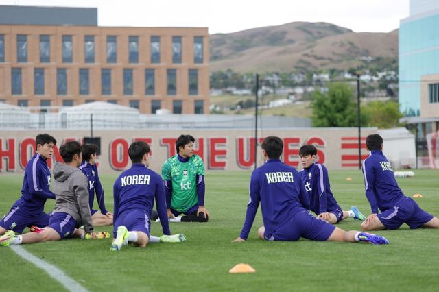 축구국가대표팀 선수들이 20일(한국시간) 미국 유타주 솔트레이크시티의 유트사커필드에 위치한 북중미월드컵 사전캠프 첫 훈련서 스트레칭을 하고 있다. 사진제공｜대한축구협회