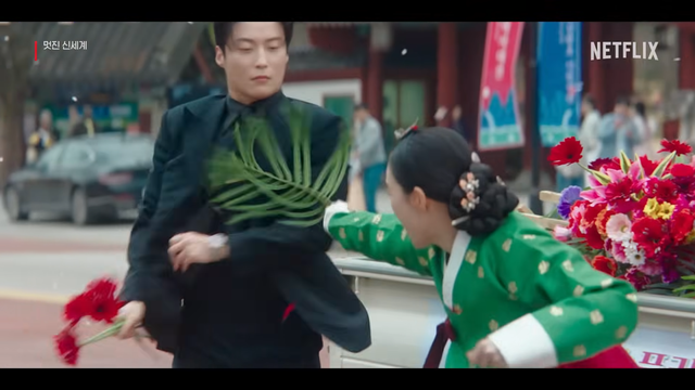 두 인물이 첫 만남부터 거침없는 난타전을 벌이며 ‘악 대 악’으로 맞붙는 기상천외한 혐관 로맨스는 이 드라마의 가장 큰 ‘입덕 포인트’로 꼽힌다. 사진캡처 | 넷플릭스 유튜브