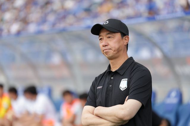 천안 박진섭 감독이 25일 수원월드컵경기장서 열린 수원과 원정경기 도중 그라운드를 바라보고 있다. 사진제공｜한국프로축구연맹