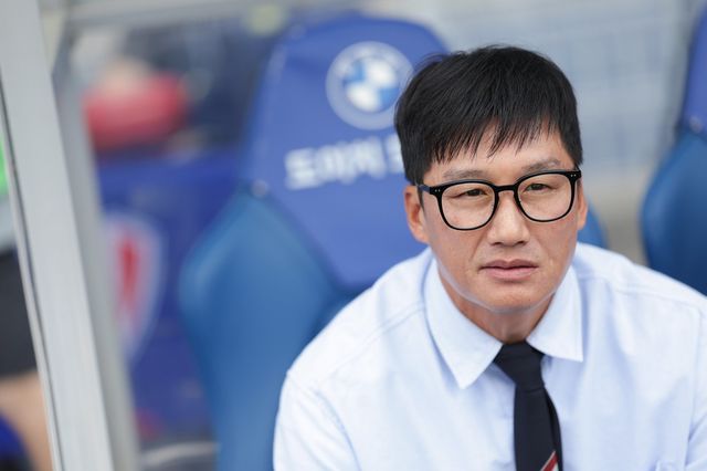 수원 이정효 감독이 25일 수원월드컵경기장서 열린 천안과 홈경기 도중 그라운드를 바라보고 있다. 사진제공｜한국프로축구연맹