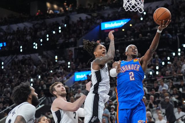 오클라호마시티 샤이 길저스-알렉산더(오른쪽 끝)가 25일(한국시간) 프로스트뱅크 아레나서 벌어진 샌안토니오와 NBA 2025~2026시즌 서부 콘퍼런스 결승 4차전 도중 골밑 공격에 성공하고 있다. 샌안토니오｜AP뉴시스
