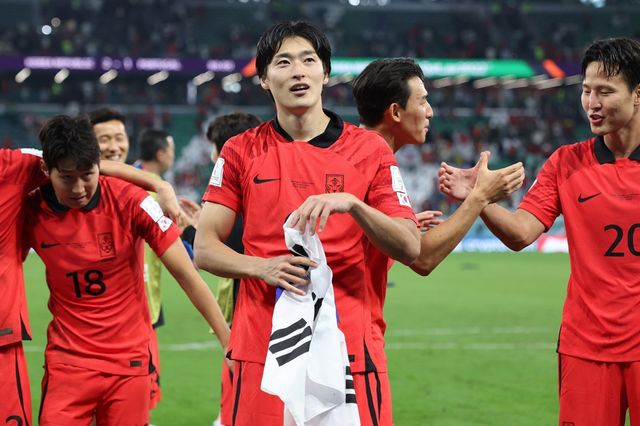 KFA가 북중미월드컵에 출전할 축구국가대표팀에 역대 최대 규모의 포상금을 책정했다. 조별리그만 통과해도 종전 최고 기록을 세운 카타르월드컵의 포상 규모를 훌쩍 넘을 것으로 보인다. 뉴시스