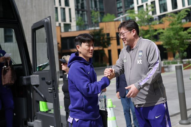 황인범(왼쪽)이 25일(한국시간) 미국 유타주 솔트레이크시티에서 진행 중인 축구대표팀의 사전 훈련캠프에 입소하며 밝은 표정을 짓고 있다. 사진제공｜대한축구협회